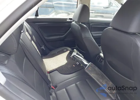 2010 Volkswagen Jetta Wolfsburg Edition z USA, uszkodzony, nr VIN 3VWRA7AJ6AM059828